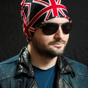 Черна зимна шапка-шал тип комин с британското знаме Union Jack върху бял фон