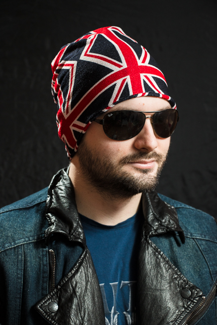 Черна зимна шапка-шал тип комин с британското знаме Union Jack върху бял фон