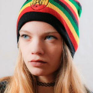 Момиче с плетена раста шапка Bob Marley с цветни ивици и черна основа