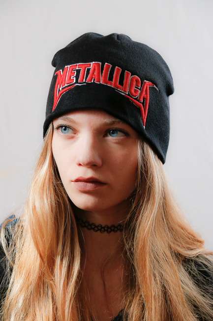 Черна зимна шапка Metallica с бродирано червено лого - Image 2