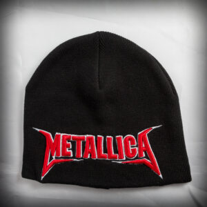 Черна зимна шапка Metallica с голямо бродирано лого в червено и бяло