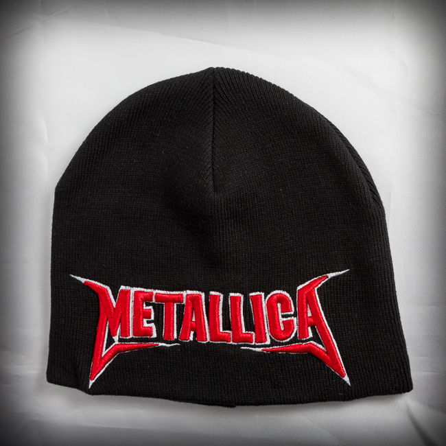 Черна зимна шапка Metallica с голямо бродирано лого в червено и бяло