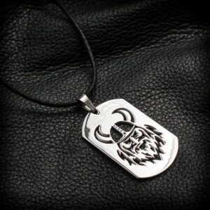 Викинг медальон dog tag от неръждаема стомана с изрязан силует на воин, на черен кожен фон