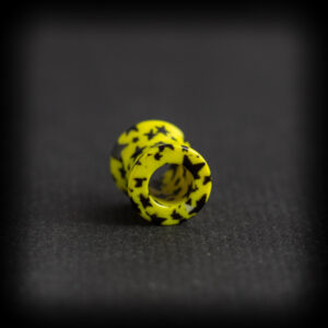 Ярък жълт флеш за уши 8 мм с черни звезди - преден изглед.