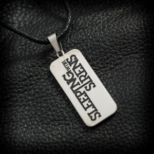 Стоманен медальон с логото на Sleeping With Sirens върху черна основа