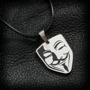 Унисекс медальон на Anonymous маска от медицинска стомана върху черна кожа