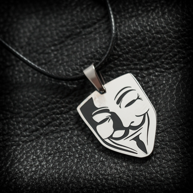 Унисекс медальон на Anonymous маска от медицинска стомана върху черна кожа