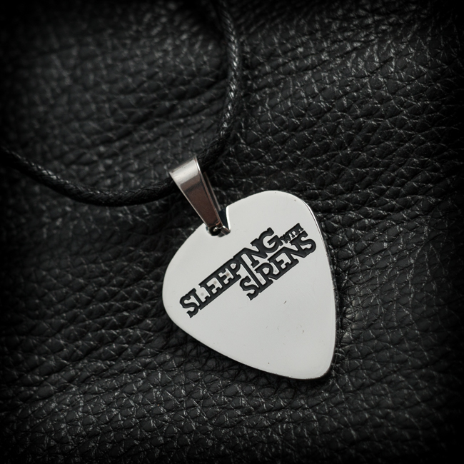 Унисекс медальон с логото на Sleeping With Sirens от медицинска стомана върху черна кожа