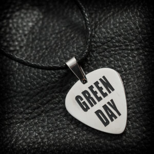 Медальон перце с логото на Green Day от медицинска стомана върху черна кожа