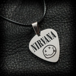 Медальон перце с логото на Nirvana от медицинска стомана върху черна кожа