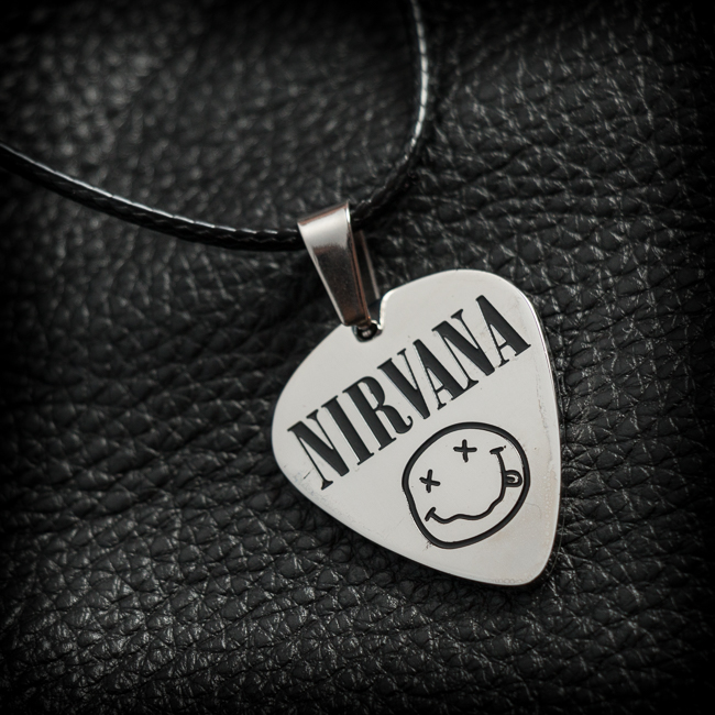 Медальон перце с логото на Nirvana от медицинска стомана върху черна кожа