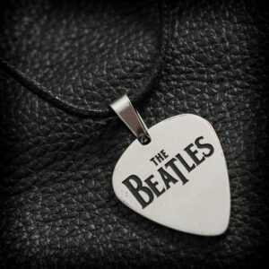 Медальон перце с логото на The Beatles от медицинска стомана върху черна кожа