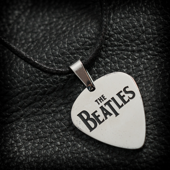 Медальон перце с логото на The Beatles от медицинска стомана върху черна кожа