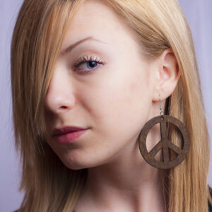 Кафява дървена обеца с хипи знак Peace - Hover Image