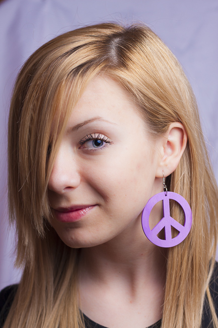 Розова дървена обеца с хипи знак Peace - Image 3