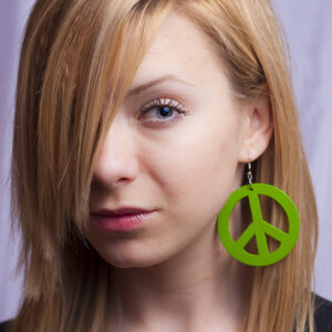 Зелена дървена обеца с хипи знак Peace - Hover Image