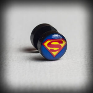 Черна обеца имитация на флеш с логото на Superman
