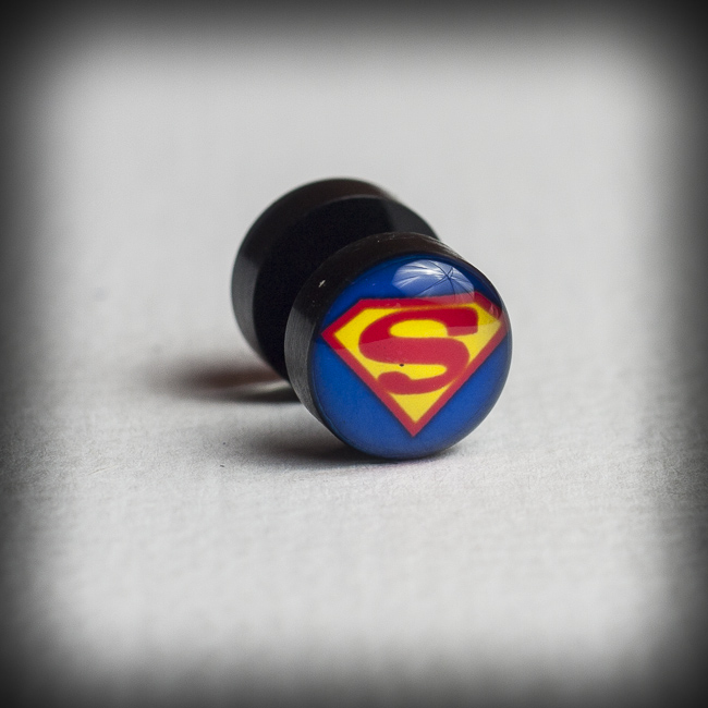 Черна обеца имитация на флеш с логото на Superman