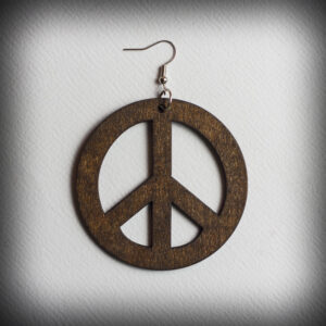Кафява дървена обеца за ухо с хипи знак Peace