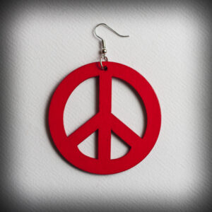 Червена дървена обеца за ухо с хипи знак Peace на светъл фон