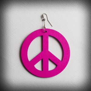 Цикламена дървена обеца за ухо с хипи знак Peace