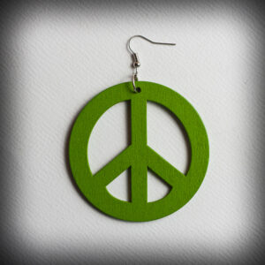 Зелена дървена обеца за ухо с хипи знак Peace