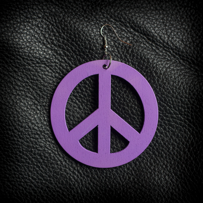 Розова дървена обеца с хипи знак Peace - Image 2