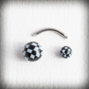 Обеца за пъп в черно-бяло каре от стомана - Hover Image