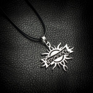 Сребрист стоманен медальон с логото слънце на Godsmack върху черна кожа