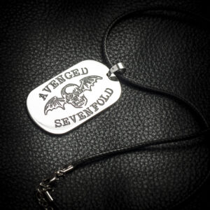 Медальон Avenged Sevenfold Deathbat от медицинска стомана върху кожа
