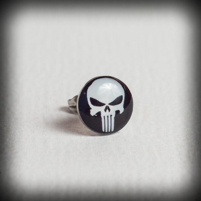Обеца за ухо от неръждаема стомана със символа на Punisher