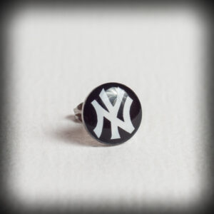 Стоманена обеца за ухо с логото на New York Yankees
