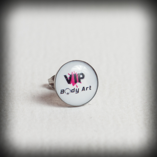 Стоманена обеца за ухо с логото на VIP Body Art