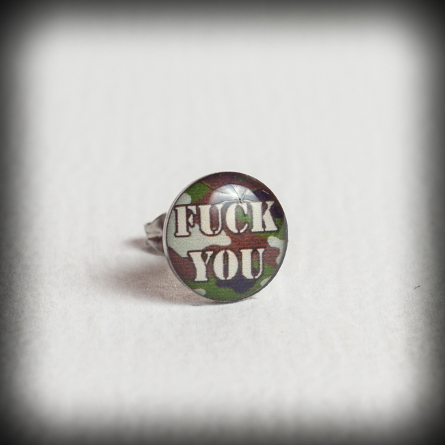 Стоманена обеца за ухо с камуфлаж и надпис Fuck You