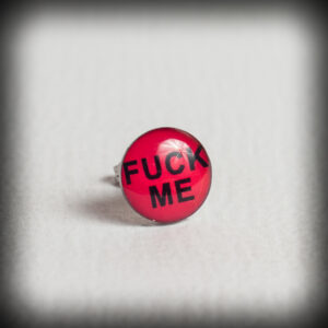 Стоманена обеца за ухо с надпис Fuck Me върху червен фон