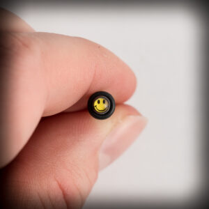 Разширител за уши права черна обеца 4 mm с усмихнато лице Smiley - Hover Image