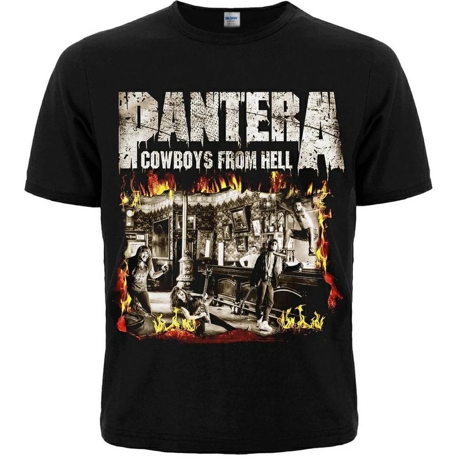 Метъл тениска Pantera Cowboys From Hell черна с пламъци и бандата в салон