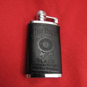 Запалка Jim Beam Black с дизайн, имитиращ черна кожена манерка с релефно лого.