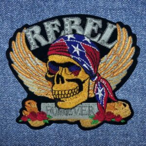 Нашивка за рокерски елек с череп Rebel Forever и златни крила върху деним.