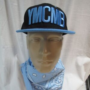Черна рапърска шапка с права козирка YMCMB и синя 3D бродерия