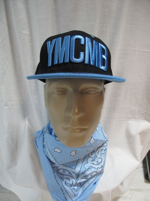Черна рапърска шапка с права козирка YMCMB и синя 3D бродерия