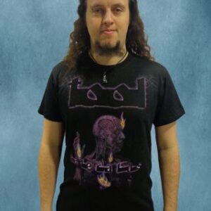 Черна метъл тениска Tool с анатомичен лилав дизайн и горящи пламъци