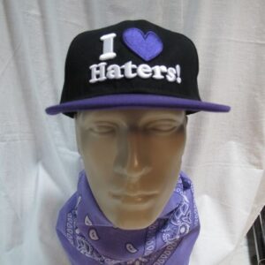 Черна шапка с права козирка I love haters с лилаво сърце и 3D бродерия