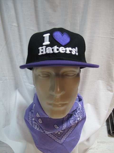 Черна шапка с права козирка I love haters с лилаво сърце и 3D бродерия