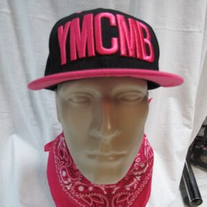 Дамска шапка с права козирка на ниски цени с розова 3D бродерия YMCMB