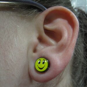 Жълта магнитна обеца Smiley face тип фалшив флеш 10 мм