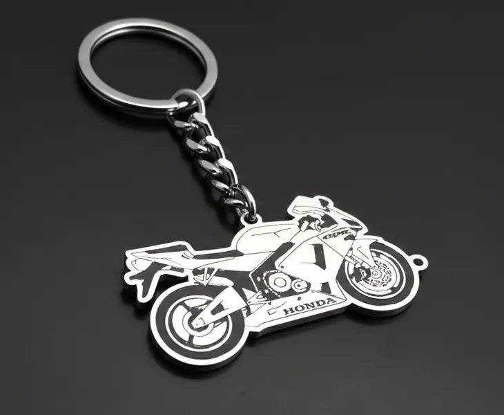 Сребрист метален ключодържател със силует на мотор Honda CBR от медицинска стомана