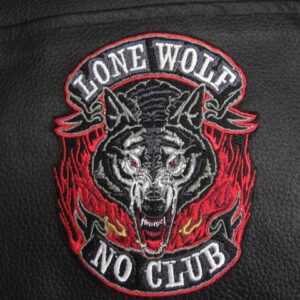 Рокерска нашивка с вълк Lone Wolf No Club и червени пламъци за кожено яке.