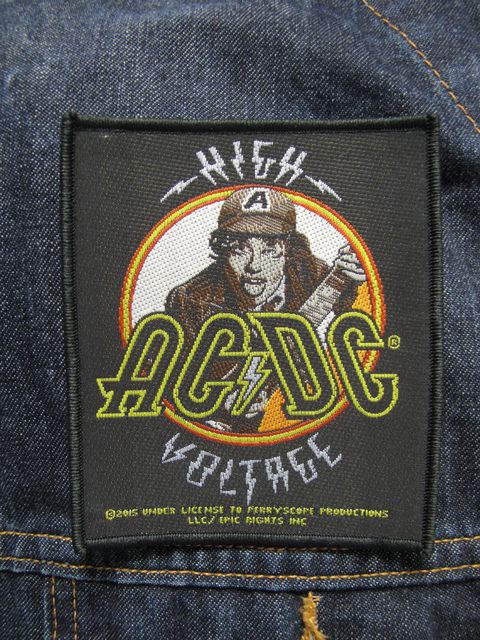 Оригинална везана нашивка на AC/DC от албума High Voltage върху тъмен деним.