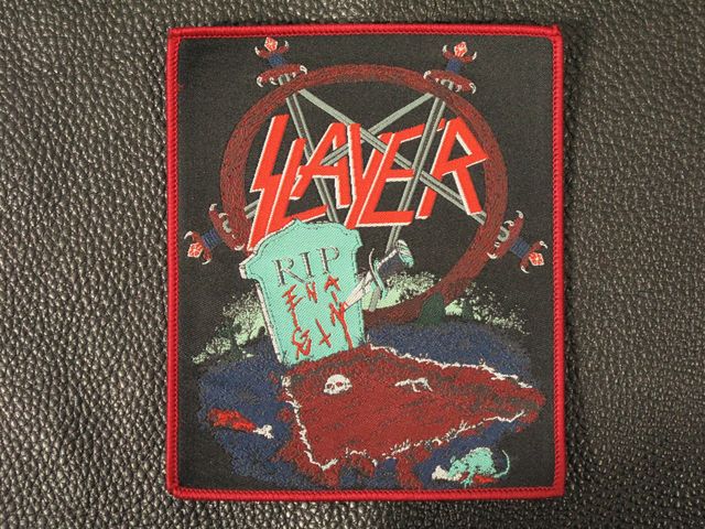 Везана нашивка за дрехи Slayer Grave с лого пентаграм и мечове.